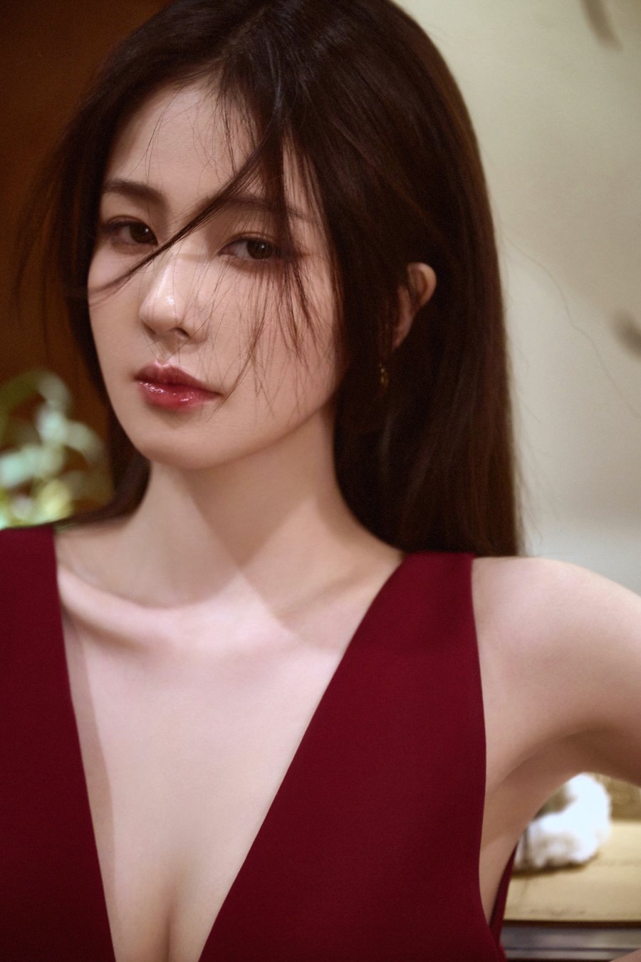 白鹿红酒妆与港风造型，尽显富家千金风采-第11张图片-风享汇