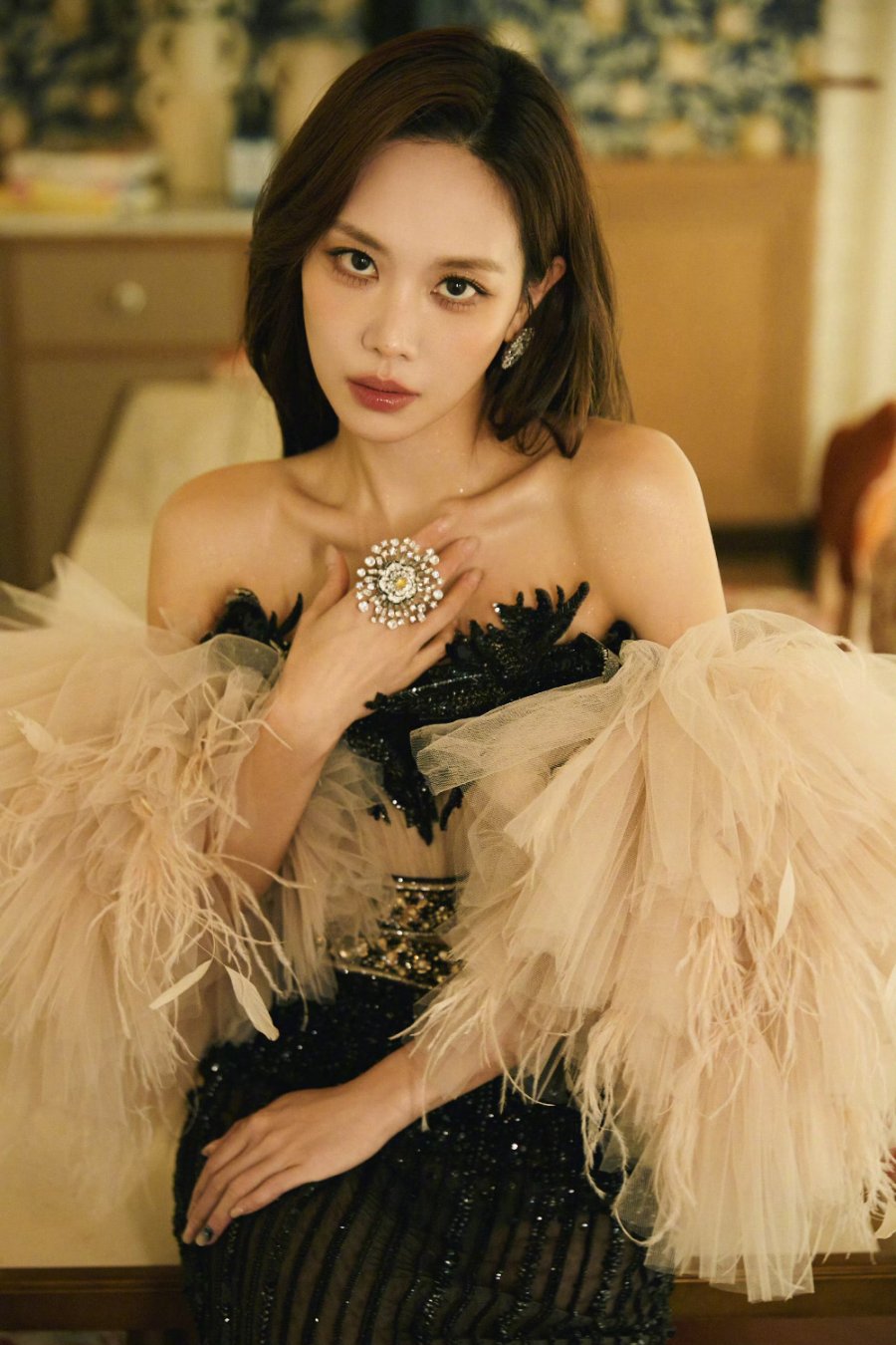 王霏霏身穿抹胸，表情诱惑纯欲撩人-第1张图片-风享汇