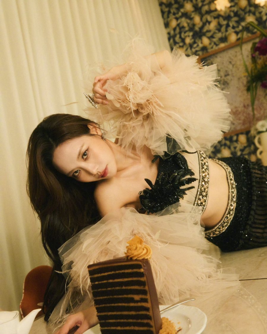 王霏霏身穿抹胸，表情诱惑纯欲撩人-第9张图片-风享汇