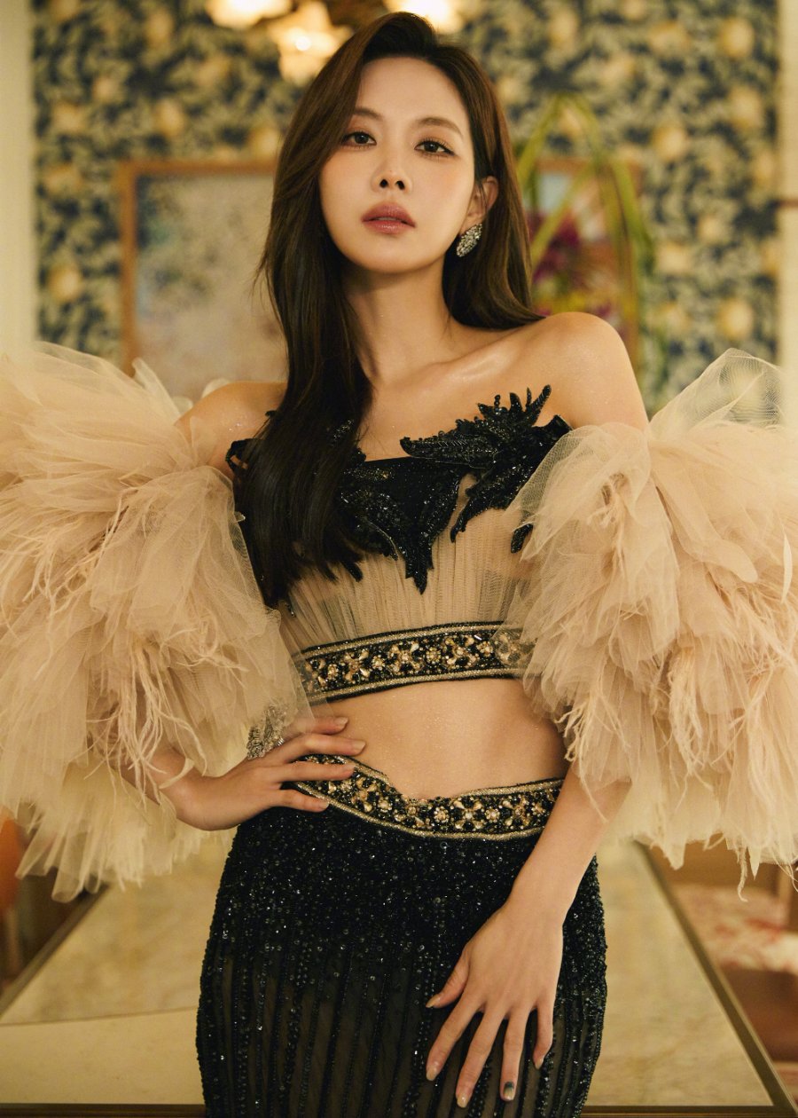 王霏霏身穿抹胸，表情诱惑纯欲撩人-第11张图片-风享汇