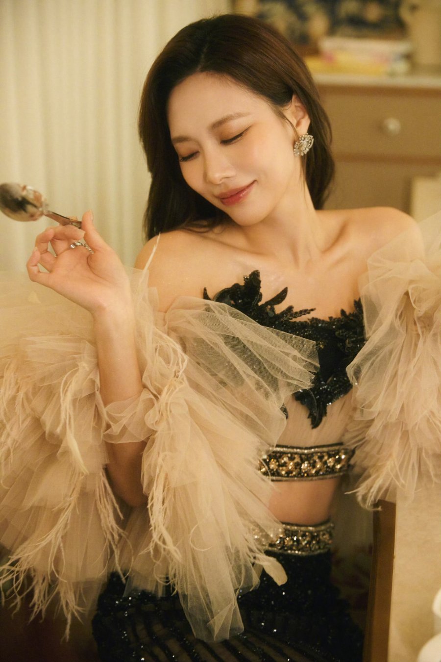 王霏霏身穿抹胸，表情诱惑纯欲撩人-第10张图片-风享汇