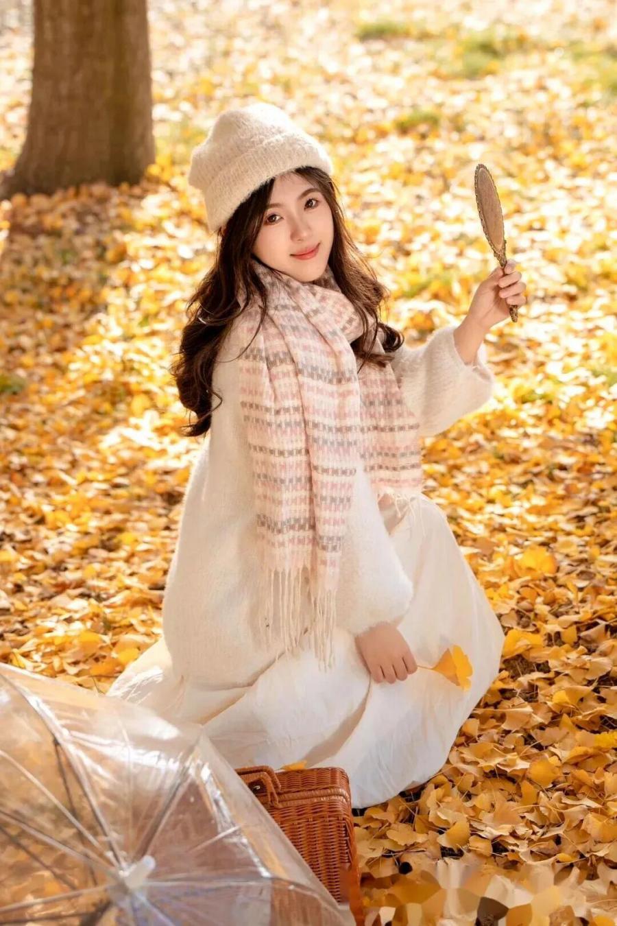 银杏林拍照｜6 个绝美Pose，拍出秋日氛围感大片-第6张图片-风享汇