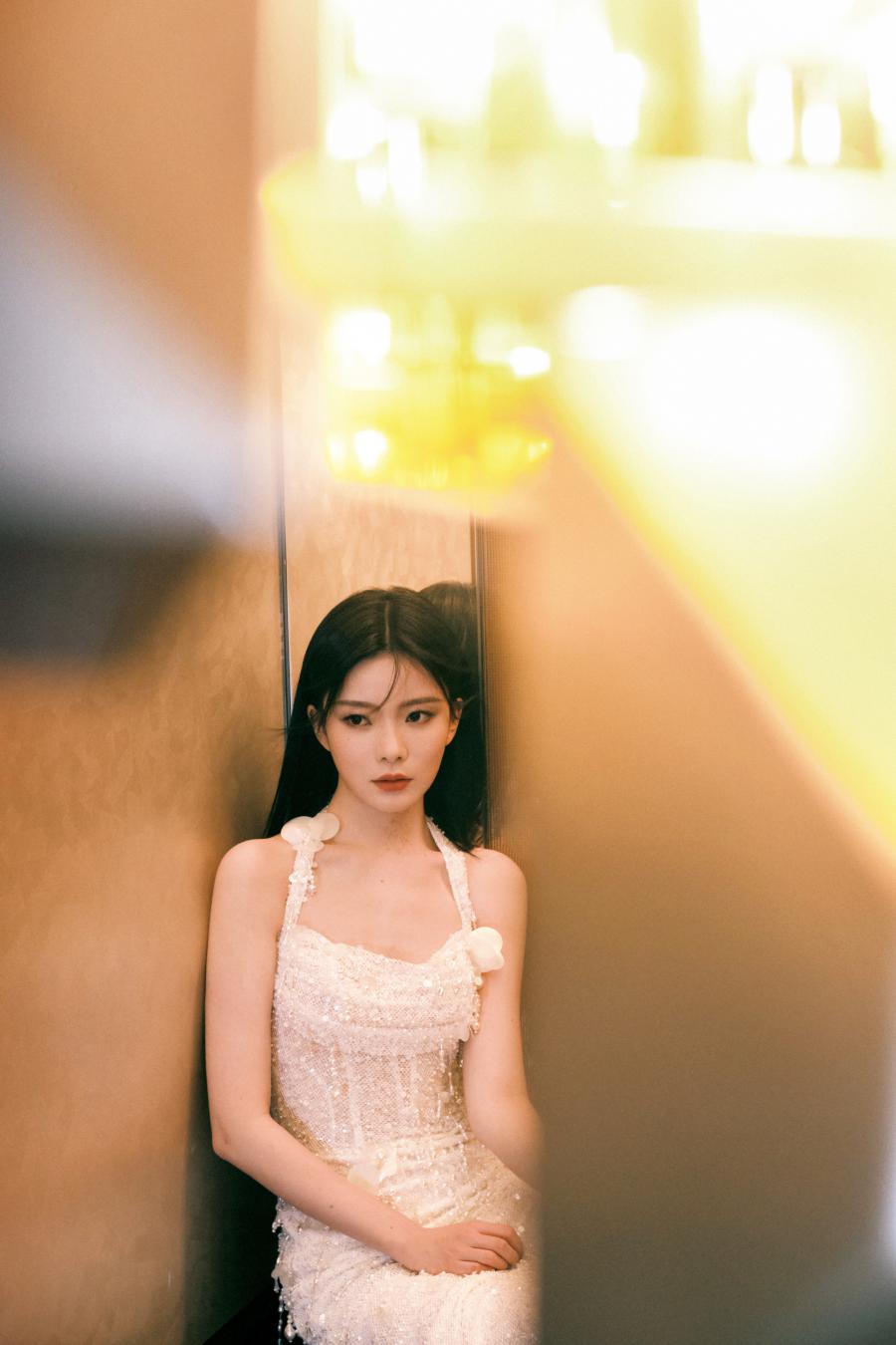 陈卓璇白色珍珠挂脖裙：流光闪烁，别具温柔气质-第2张图片-风享汇