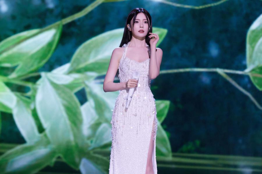 陈卓璇白色珍珠挂脖裙：流光闪烁，别具温柔气质-第5张图片-风享汇