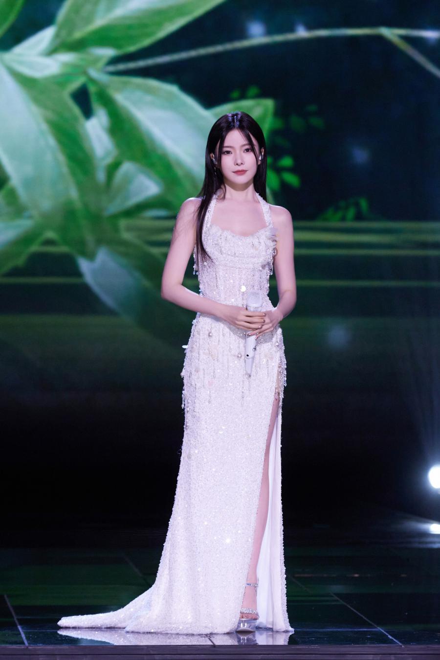 陈卓璇白色珍珠挂脖裙：流光闪烁，别具温柔气质-第6张图片-风享汇