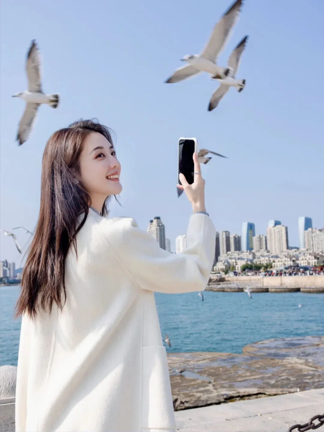 冬日大衣海边拍照｜8个摆姿，把瞬间拍成诗-第2张图片-风享汇