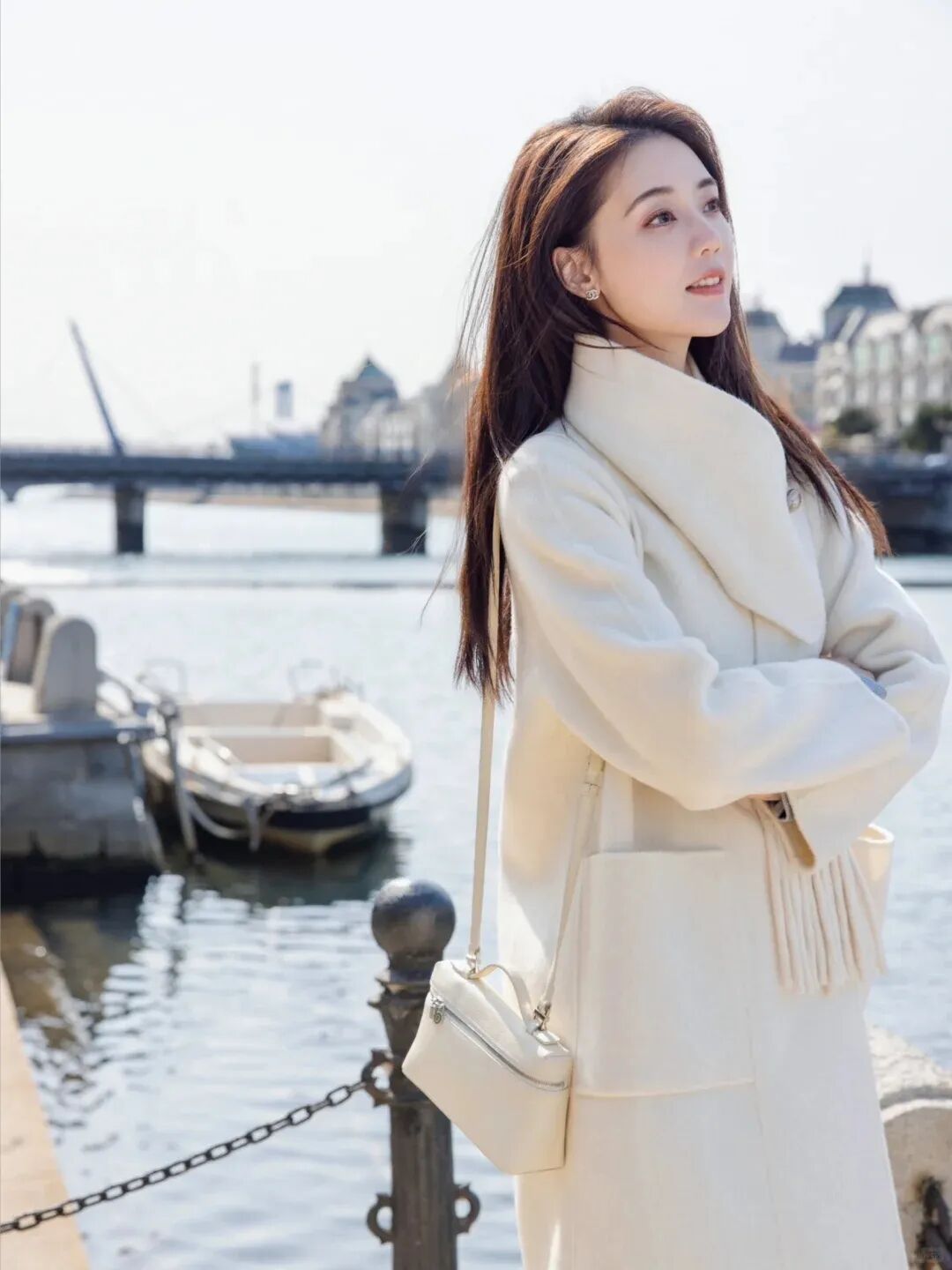 冬日大衣海边拍照｜8个摆姿，把瞬间拍成诗-第3张图片-风享汇