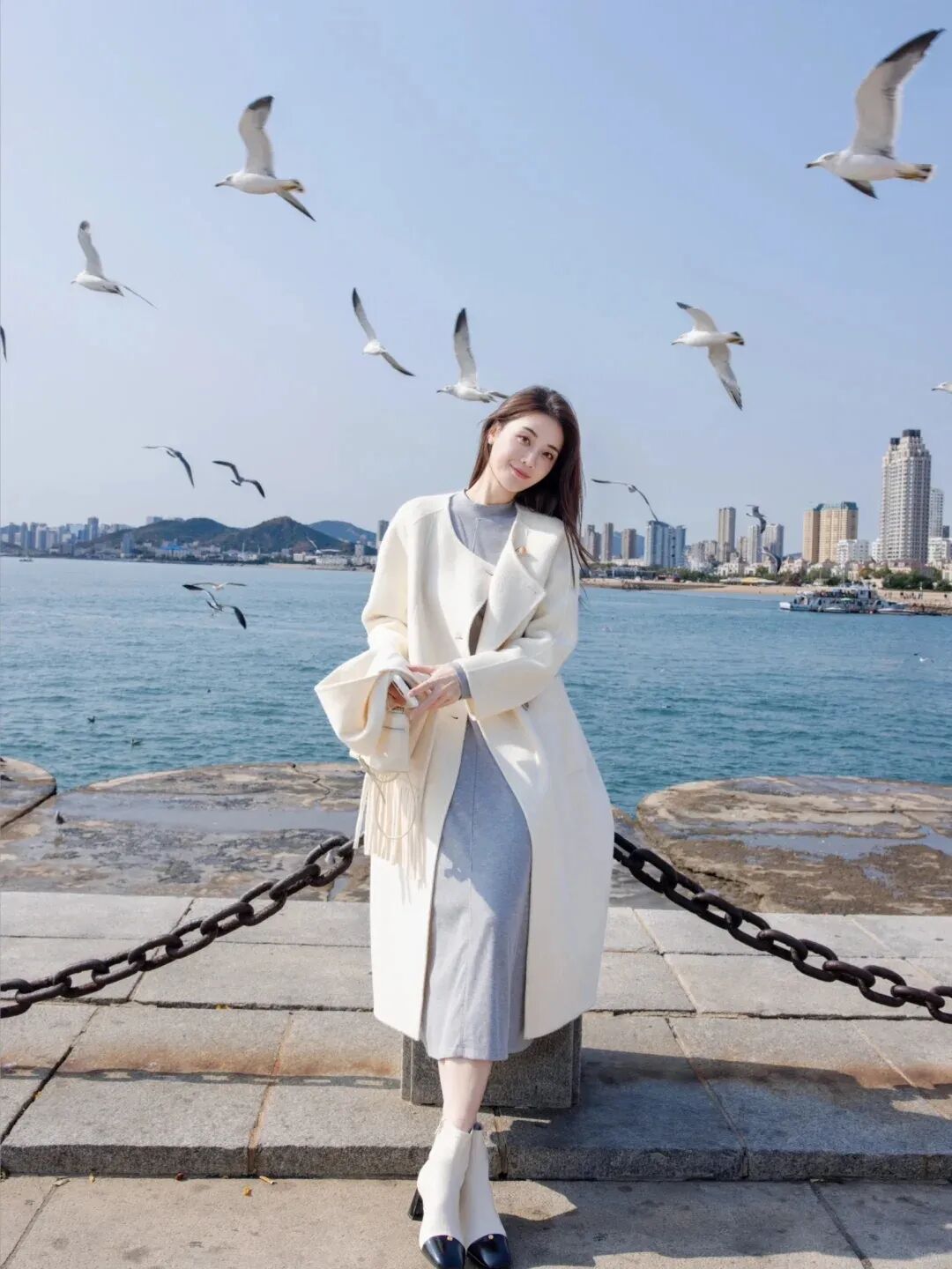 冬日大衣海边拍照｜8个摆姿，把瞬间拍成诗-第6张图片-风享汇