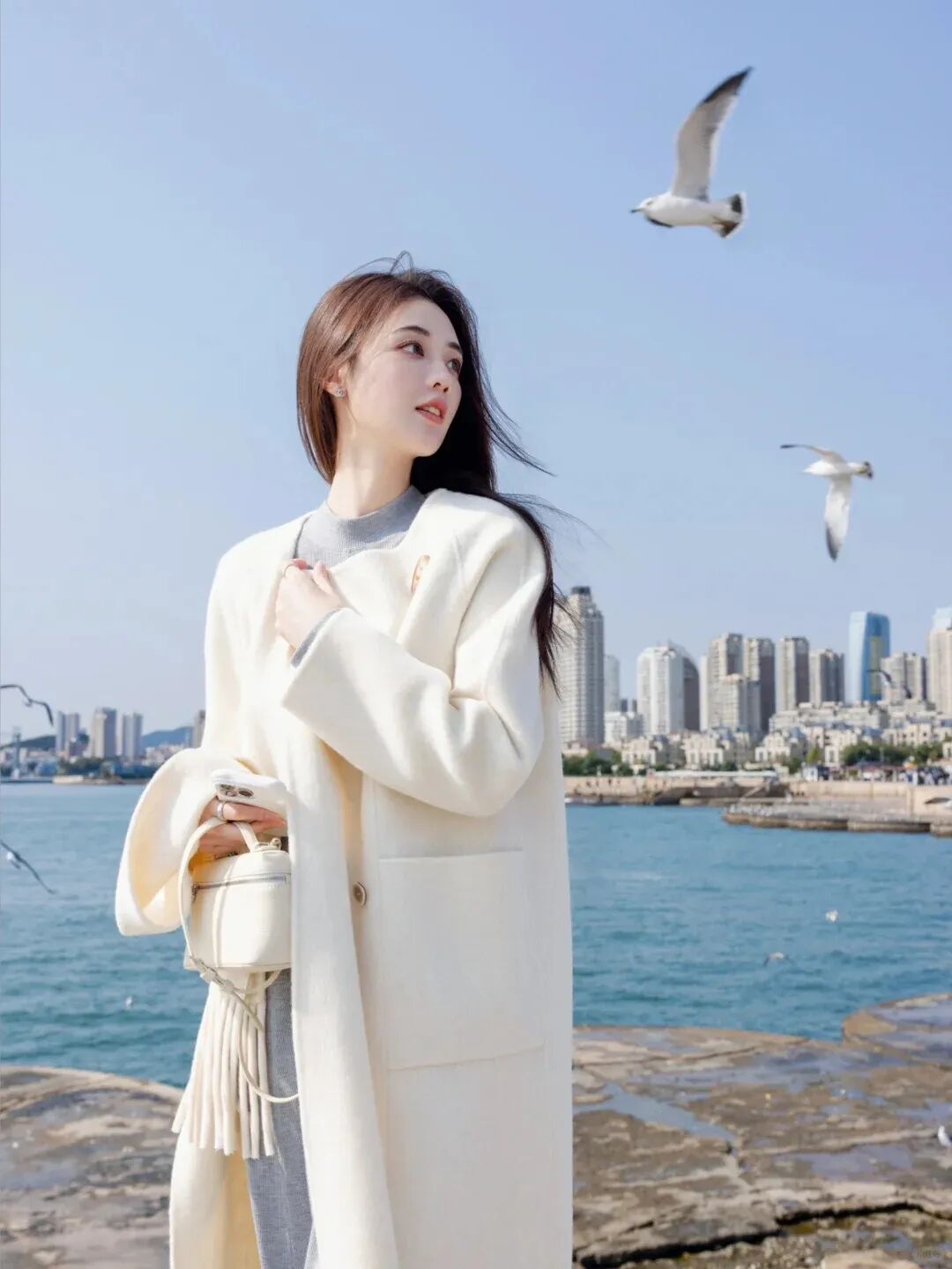 冬日大衣海边拍照｜8个摆姿，把瞬间拍成诗-第4张图片-风享汇