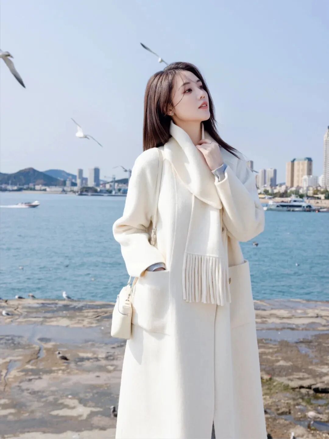 冬日大衣海边拍照｜8个摆姿，把瞬间拍成诗-第7张图片-风享汇