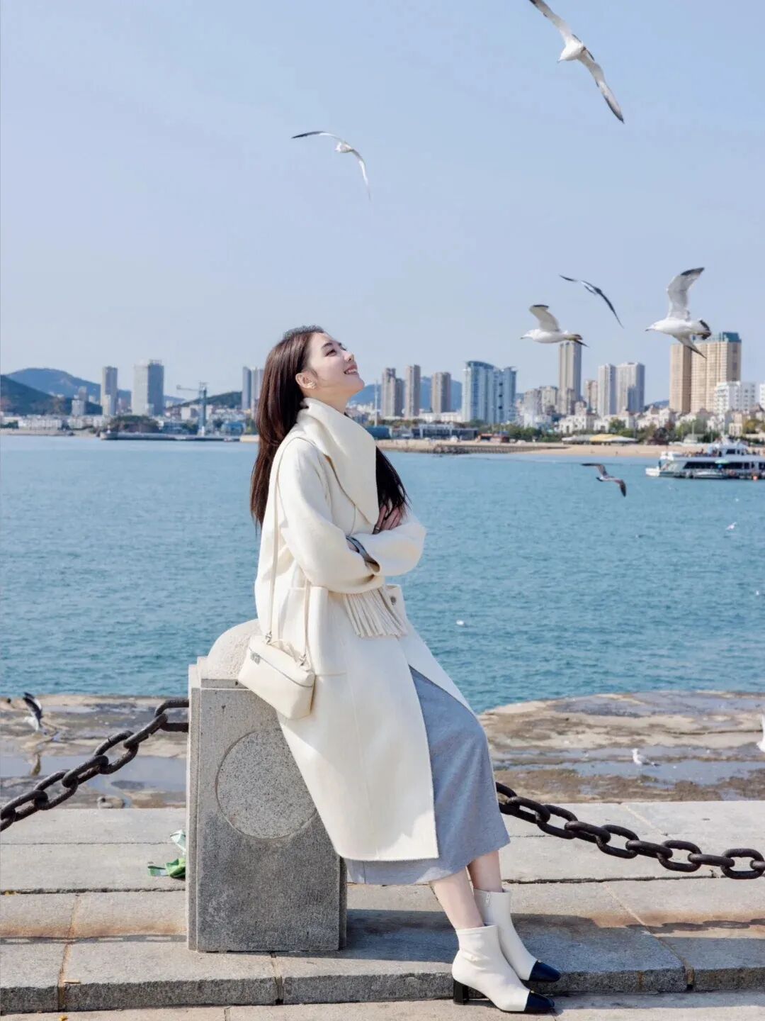 冬日大衣海边拍照｜8个摆姿，把瞬间拍成诗-第8张图片-风享汇