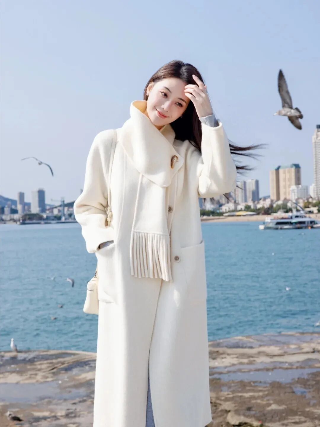 冬日大衣海边拍照｜8个摆姿，把瞬间拍成诗-第9张图片-风享汇