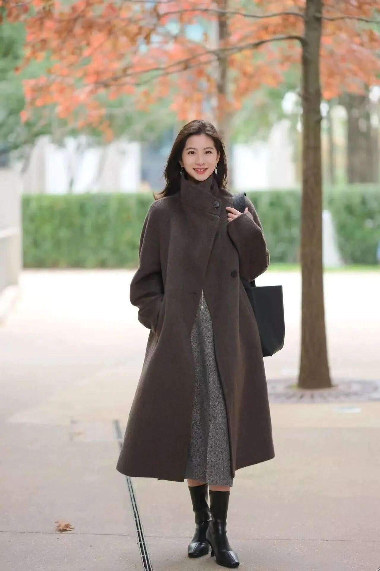 秋冬风衣8个拍照摆姿，把随性与优雅穿进镜头里-第2张图片-风享汇