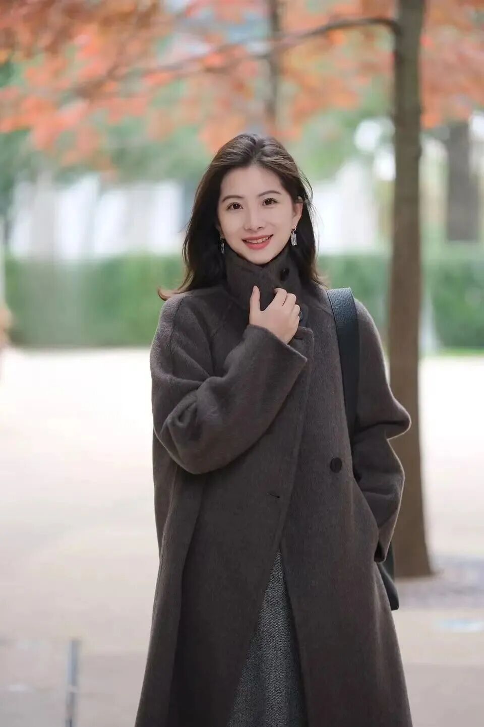 秋冬风衣8个拍照摆姿，把随性与优雅穿进镜头里-第3张图片-风享汇