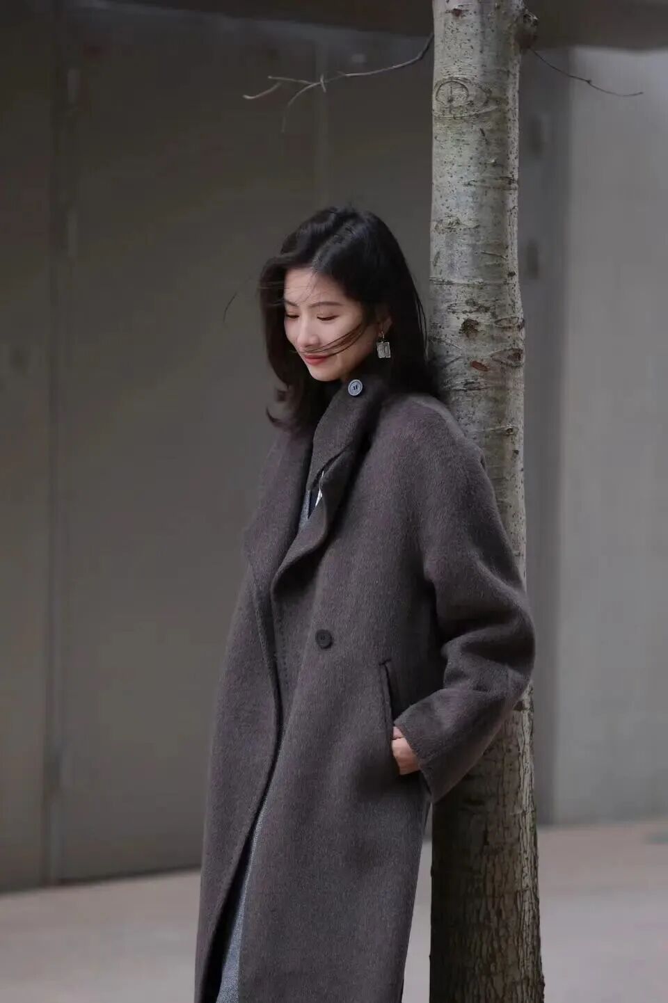 秋冬风衣8个拍照摆姿，把随性与优雅穿进镜头里-第4张图片-风享汇