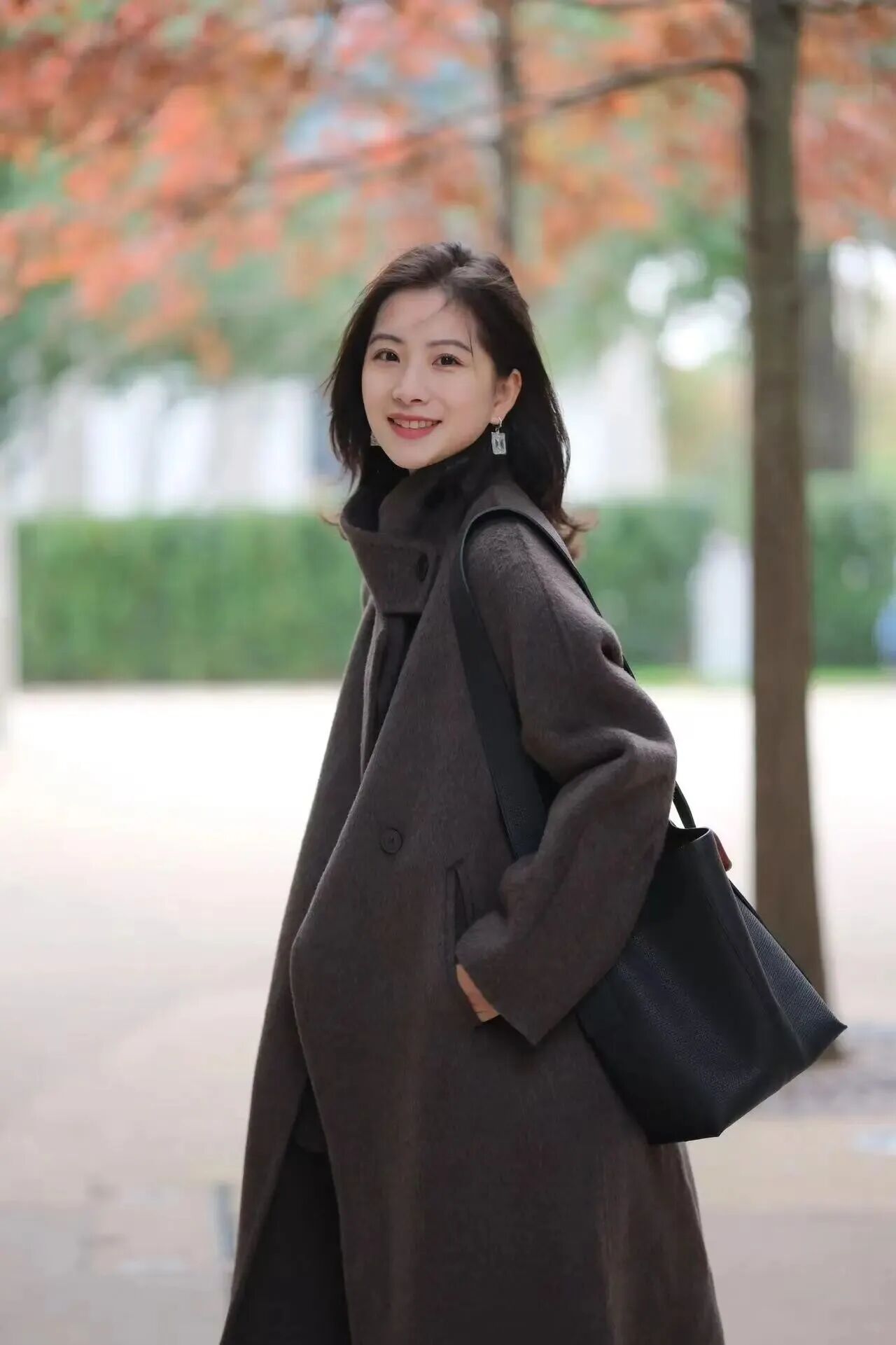 秋冬风衣8个拍照摆姿，把随性与优雅穿进镜头里-第6张图片-风享汇
