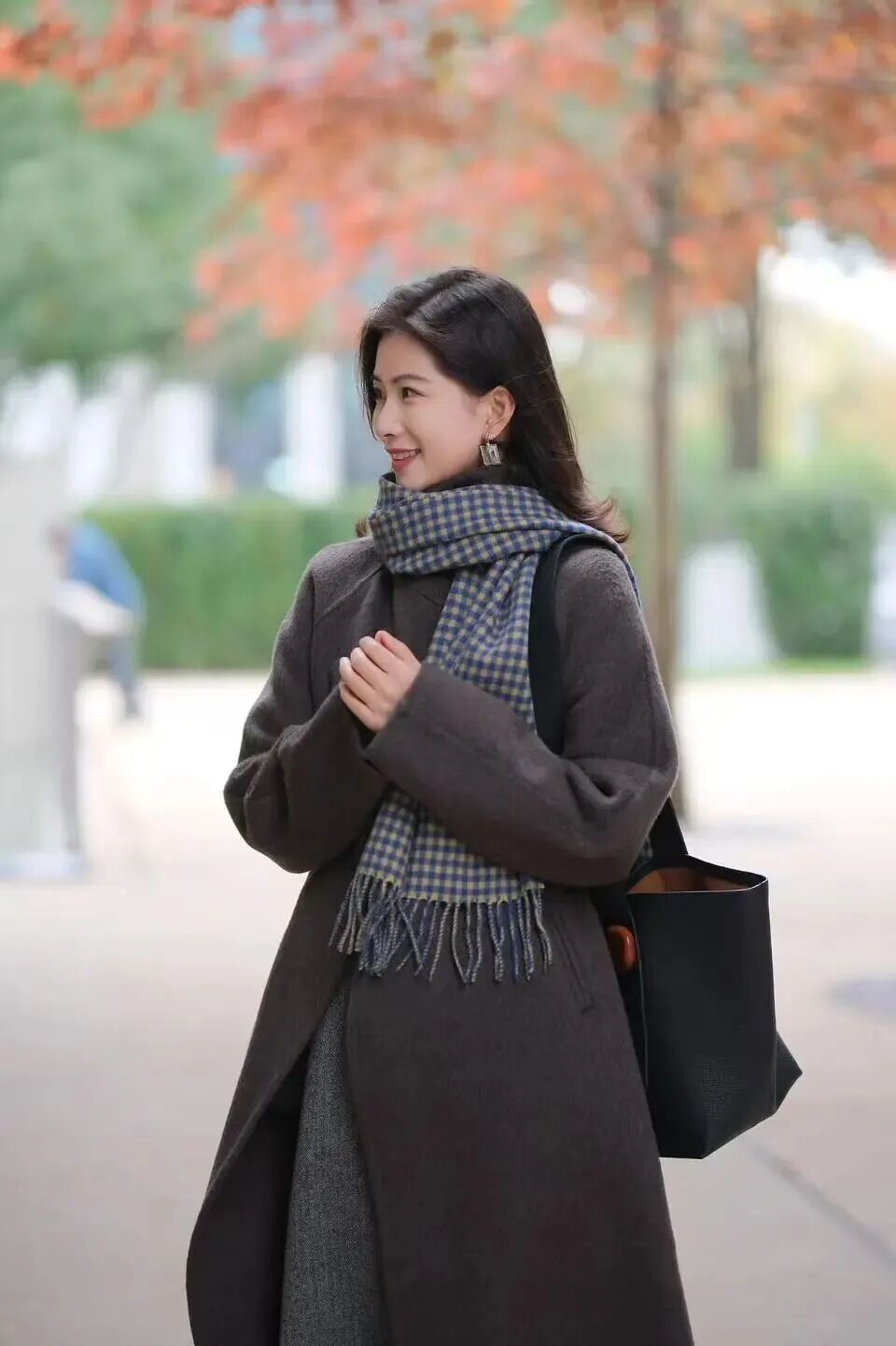 秋冬风衣8个拍照摆姿，把随性与优雅穿进镜头里-第7张图片-风享汇