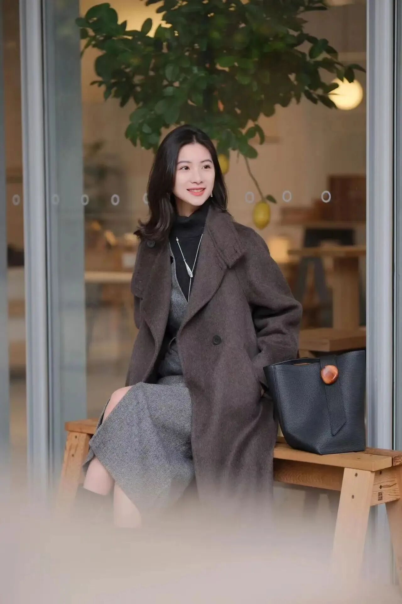 秋冬风衣8个拍照摆姿，把随性与优雅穿进镜头里-第8张图片-风享汇