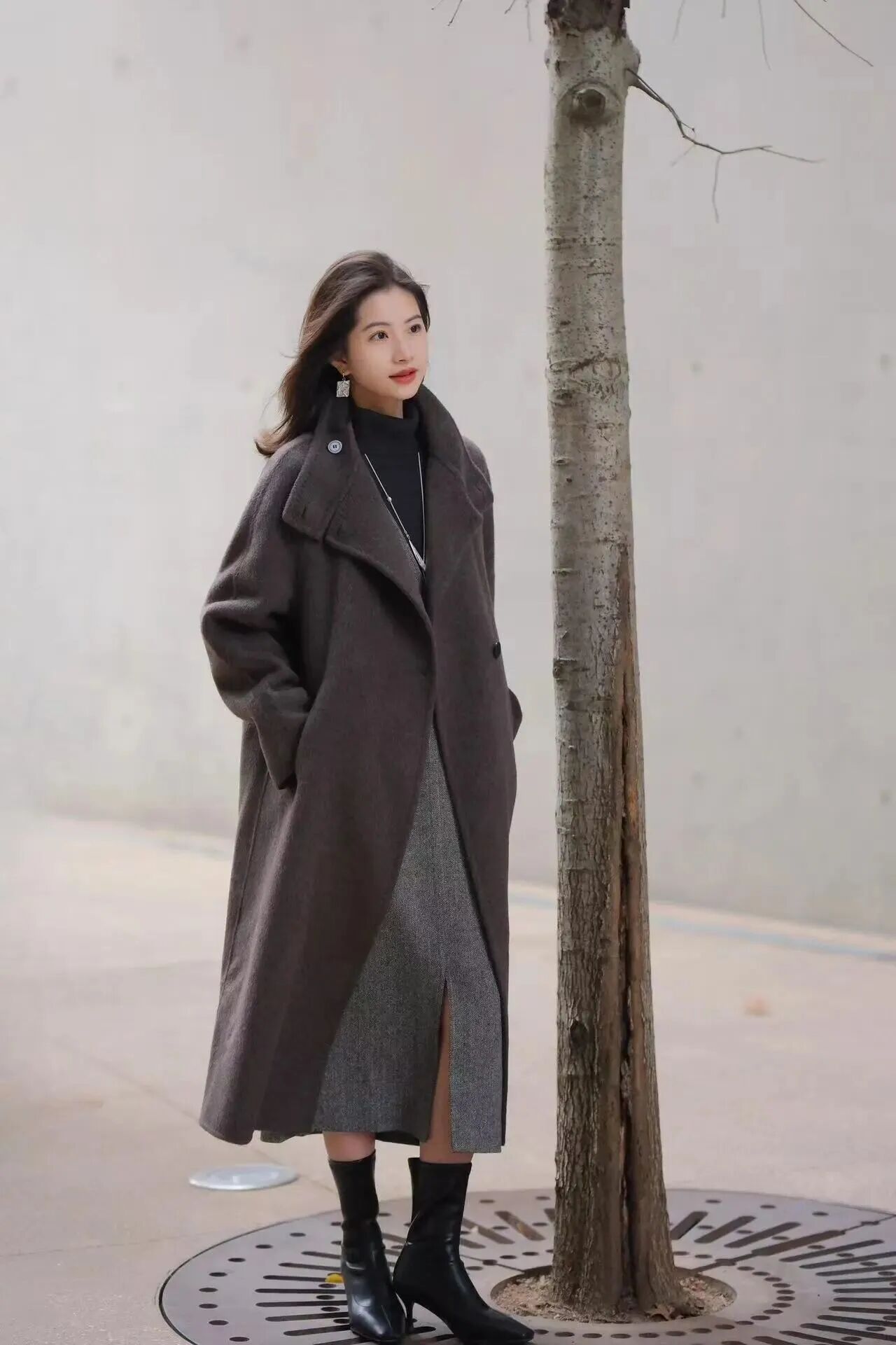 秋冬风衣8个拍照摆姿，把随性与优雅穿进镜头里-第9张图片-风享汇