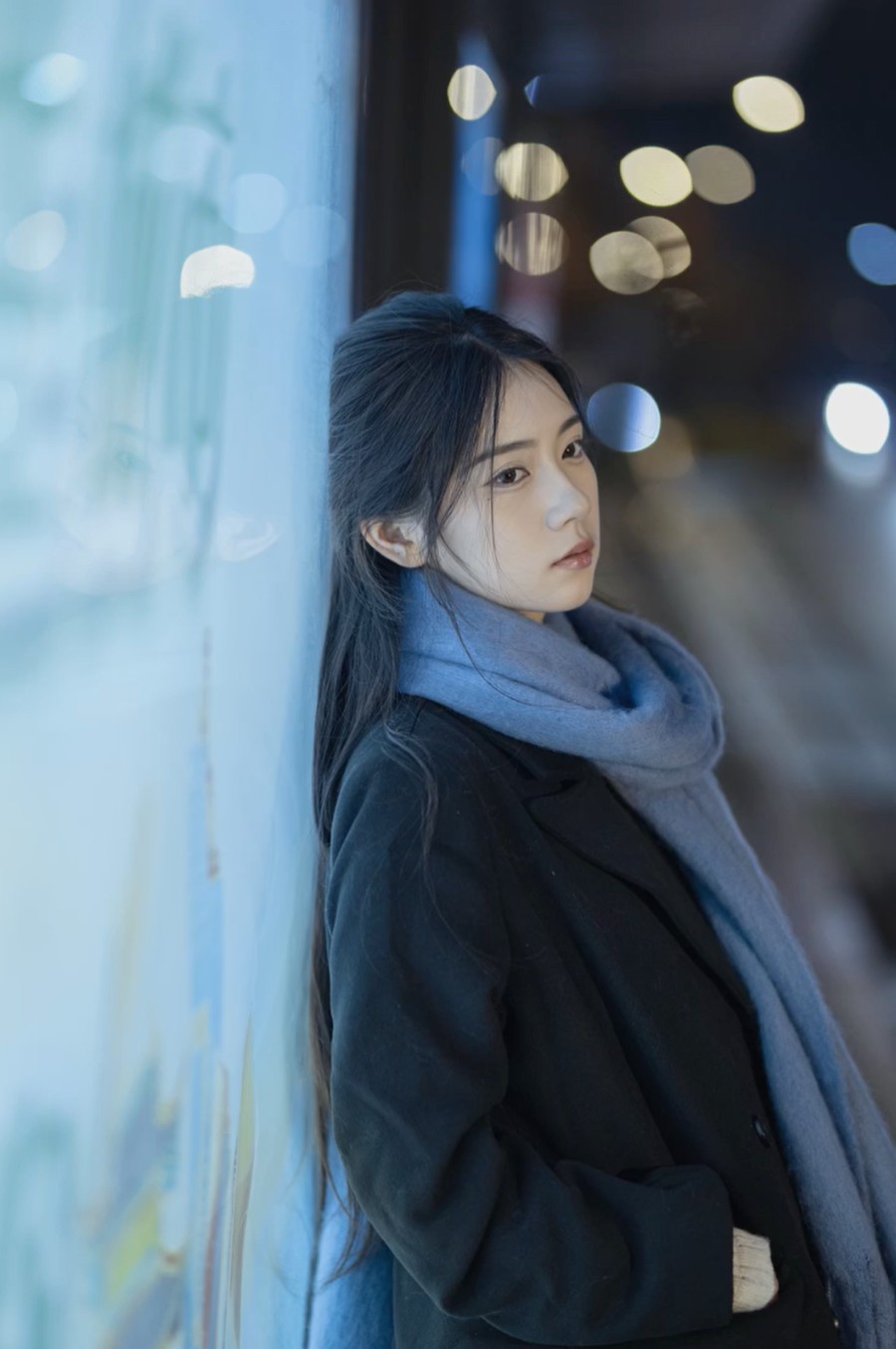 冬夜公交站拍照,7个摆姿,把清冷氛围感刻进镜头-第2张图片-风享汇 冬夜公交站拍照,7个摆姿,把清冷氛围感刻进镜头-第2张图片-风享汇