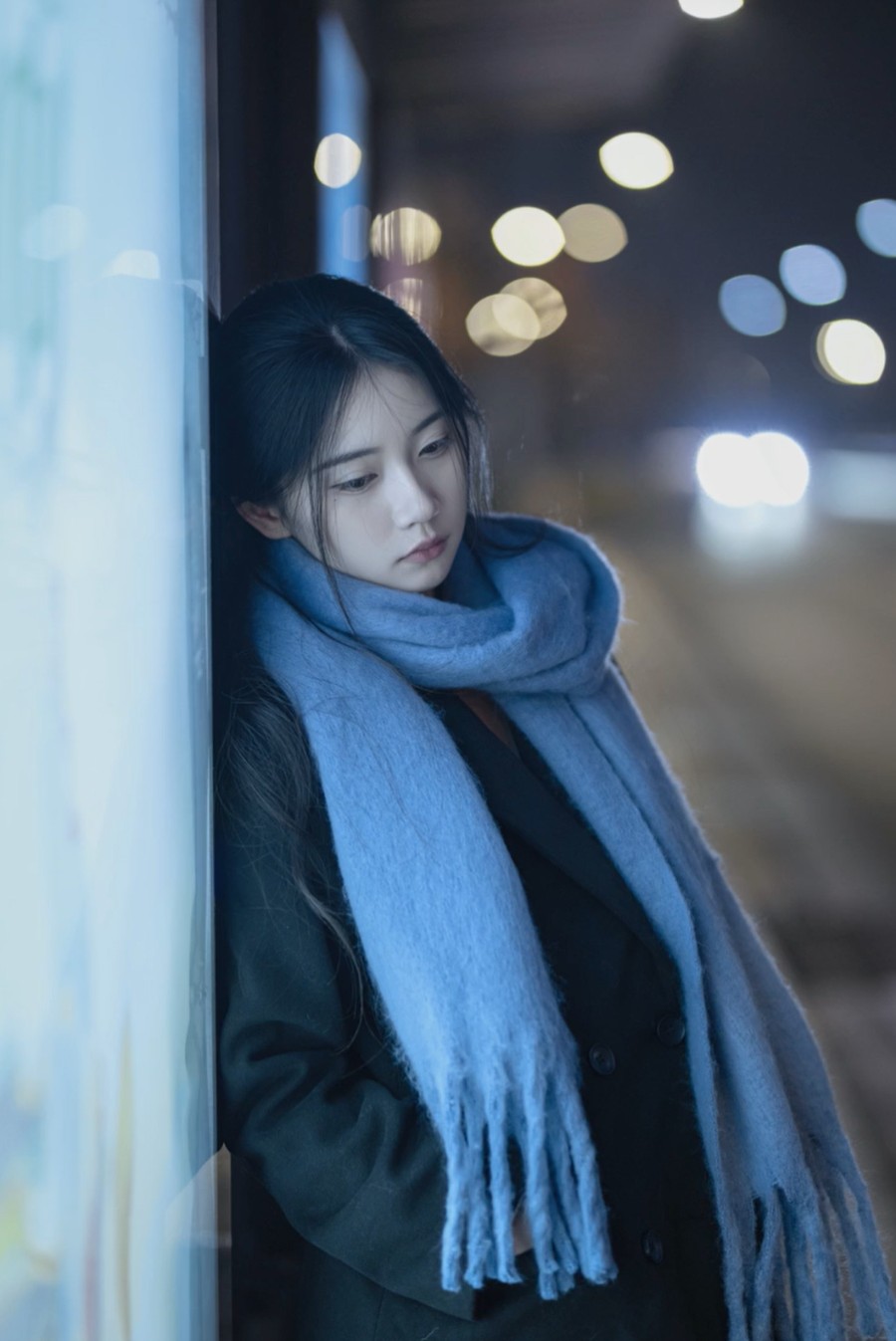 冬夜公交站拍照,7个摆姿,把清冷氛围感刻进镜头-第3张图片-风享汇 冬夜公交站拍照,7个摆姿,把清冷氛围感刻进镜头-第3张图片-风享汇