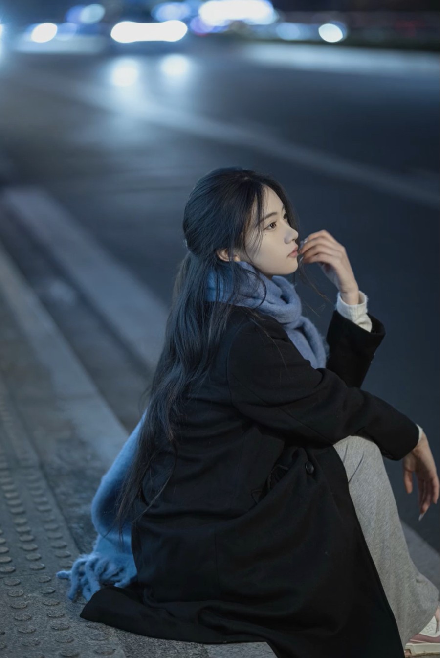 冬夜公交站拍照,7个摆姿,把清冷氛围感刻进镜头-第5张图片-风享汇 冬夜公交站拍照,7个摆姿,把清冷氛围感刻进镜头-第5张图片-风享汇