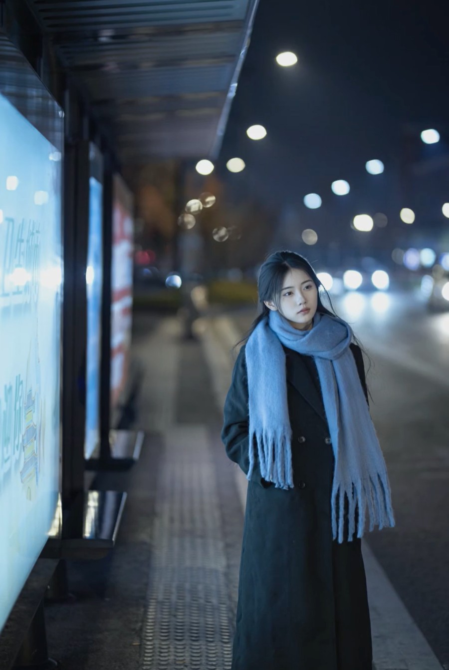 冬夜公交站拍照,7个摆姿,把清冷氛围感刻进镜头-第6张图片-风享汇 冬夜公交站拍照,7个摆姿,把清冷氛围感刻进镜头-第6张图片-风享汇