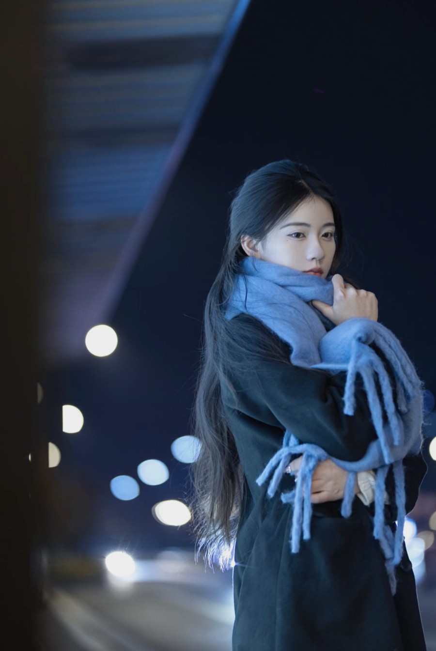 冬夜公交站拍照,7个摆姿,把清冷氛围感刻进镜头-第7张图片-风享汇 冬夜公交站拍照,7个摆姿,把清冷氛围感刻进镜头-第7张图片-风享汇