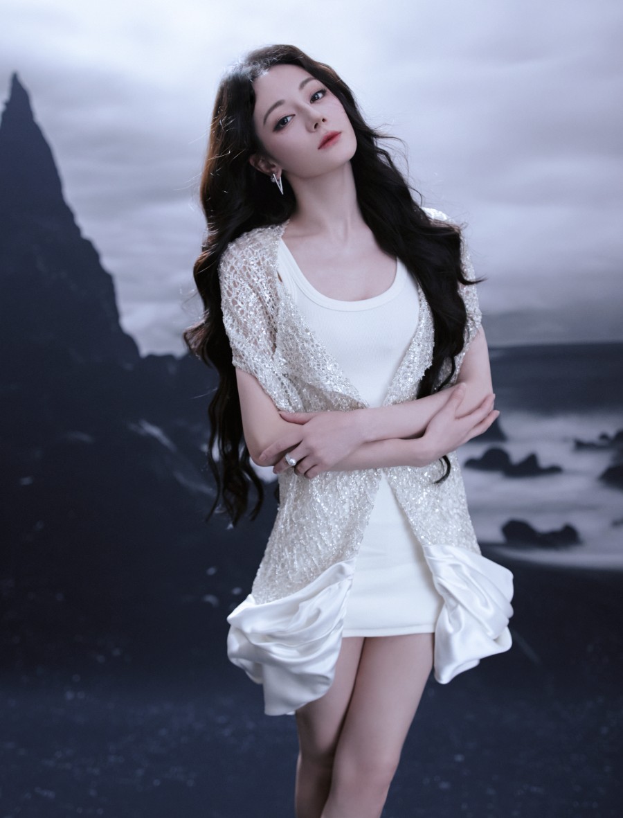 迪丽热巴，白裙礁石大片-第1张图片-风享汇