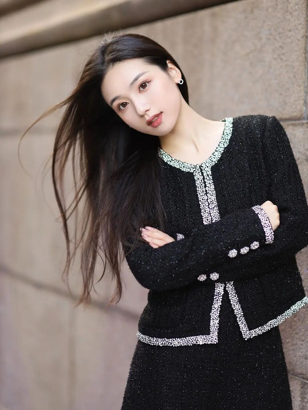 小香风穿搭街拍：7 个姿势教你拍出高级感-第4张图片-风享汇