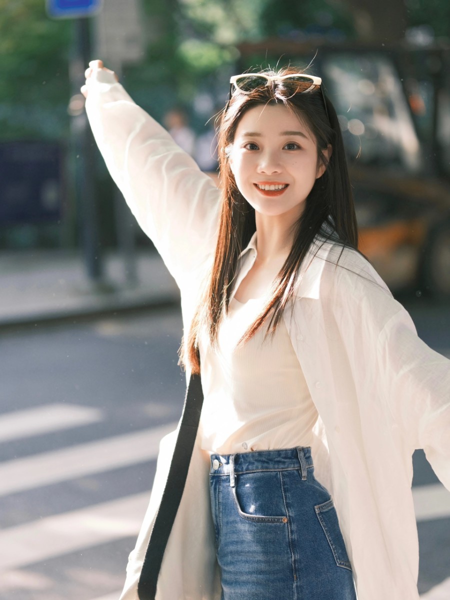 日常街拍姿势：10个动作教你拍出元气少女-第6张图片-风享汇