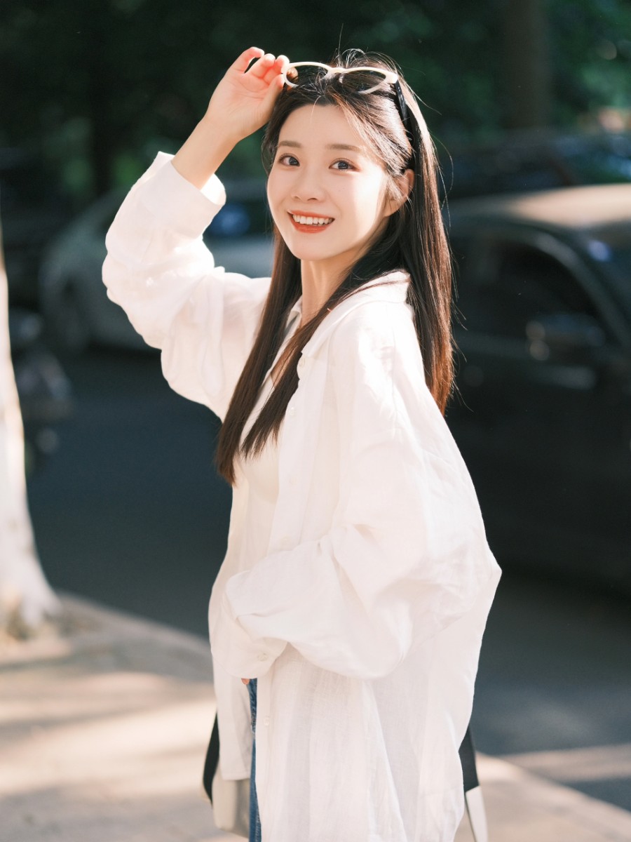 日常街拍姿势：10个动作教你拍出元气少女-第7张图片-风享汇