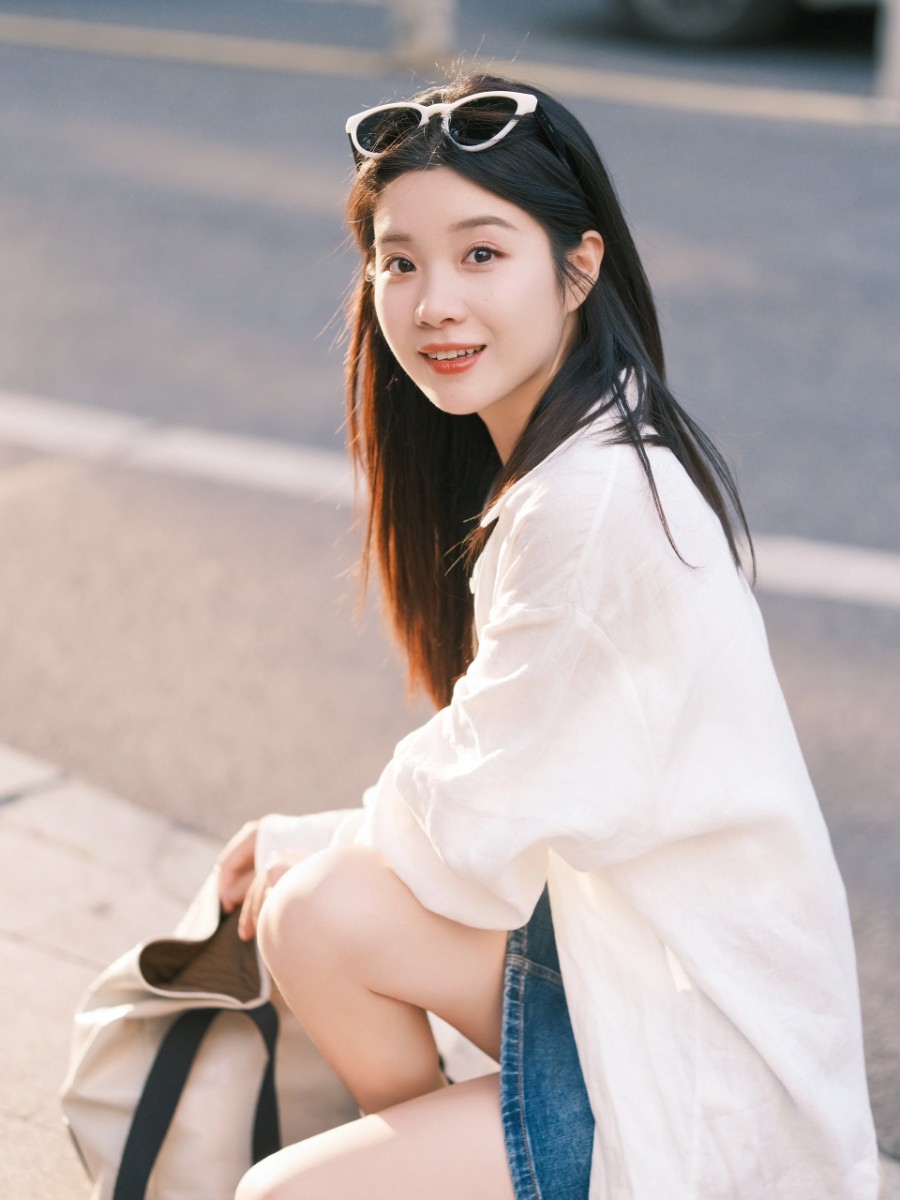 日常街拍姿势：10个动作教你拍出元气少女-第10张图片-风享汇