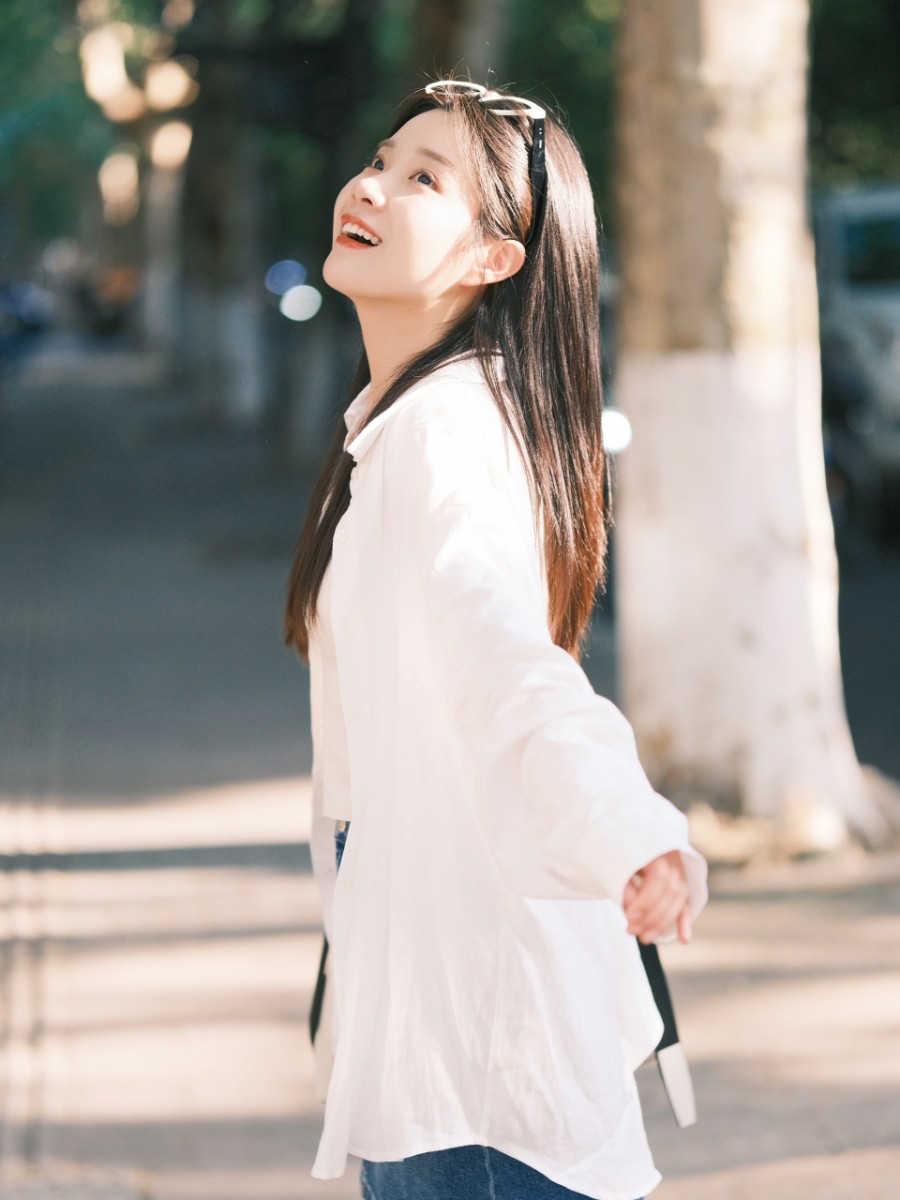 日常街拍姿势：10个动作教你拍出元气少女-第11张图片-风享汇