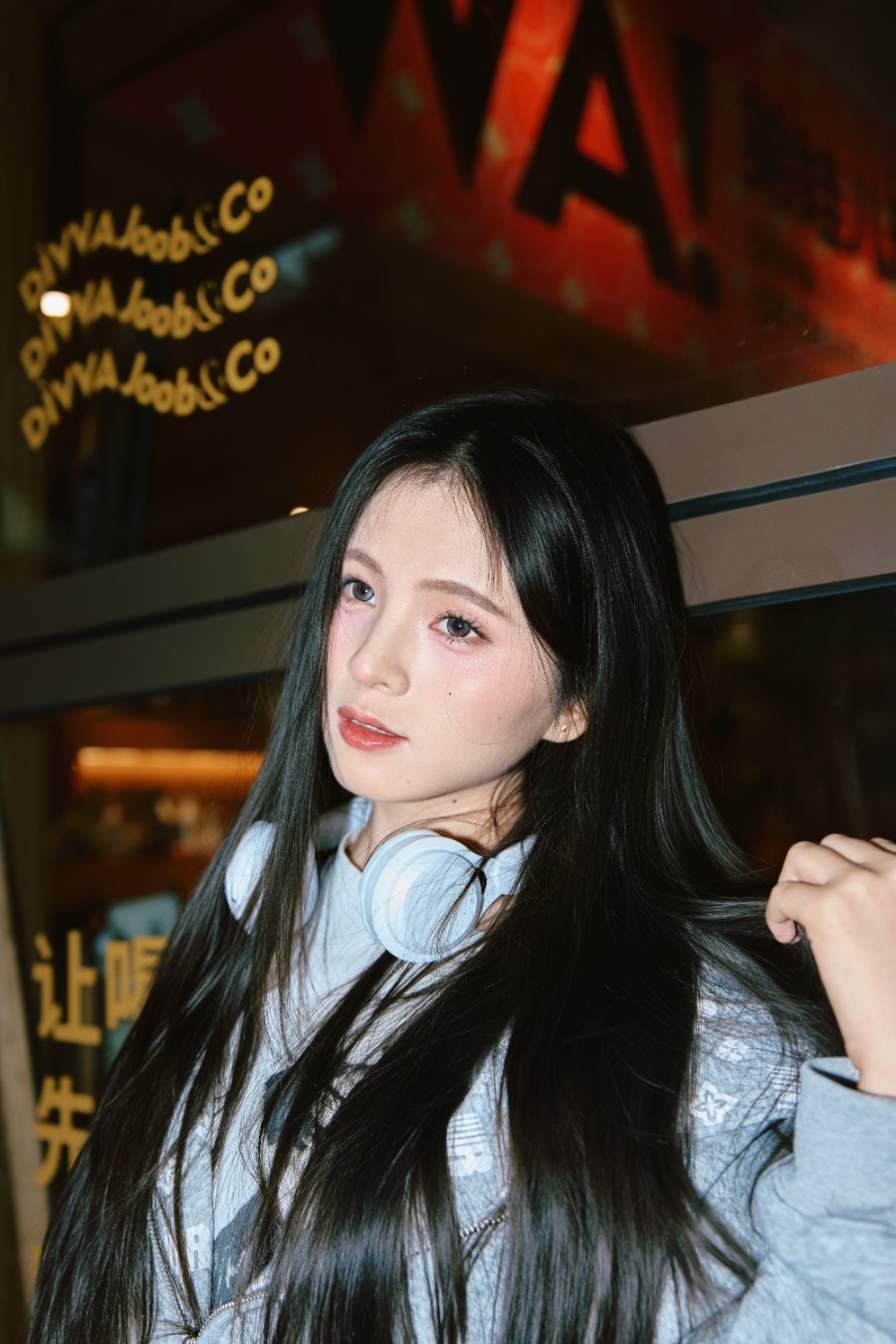 夜景闪光灯写真攻略：9 个姿势玩转街头酷飒感-第5张图片-风享汇