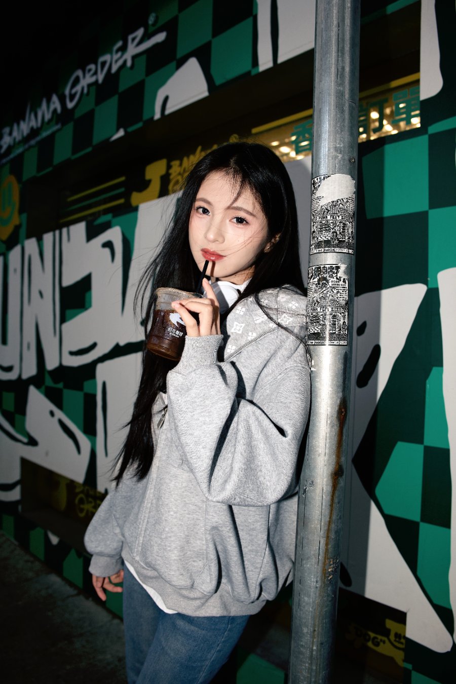 夜景闪光灯写真攻略：9 个姿势玩转街头酷飒感-第6张图片-风享汇