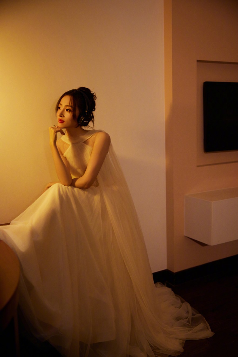 胡冰卿：轻纱曼妙，暖光下的静谧迷人女生-第8张图片-风享汇