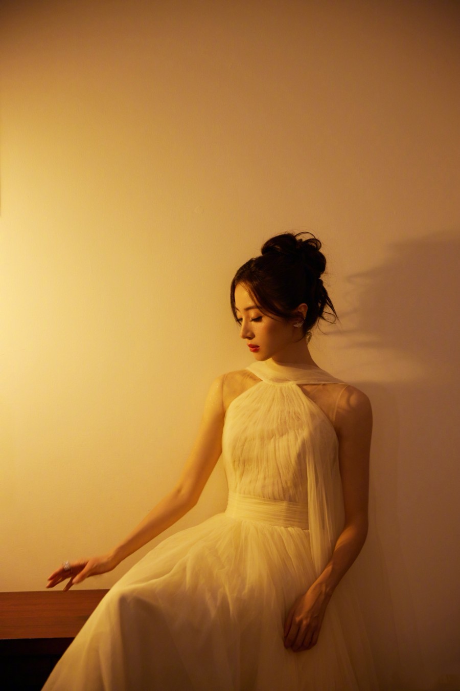 胡冰卿：轻纱曼妙，暖光下的静谧迷人女生-第3张图片-风享汇