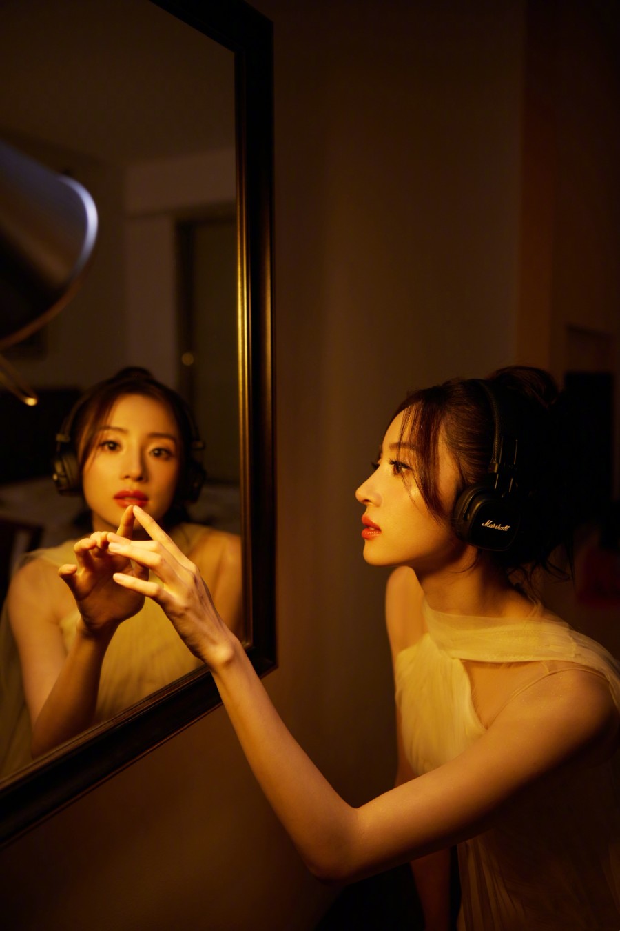 胡冰卿：轻纱曼妙，暖光下的静谧迷人女生-第1张图片-风享汇