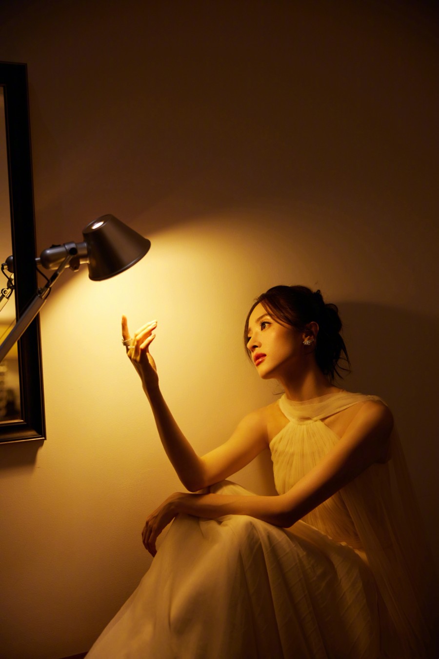 胡冰卿：轻纱曼妙，暖光下的静谧迷人女生-第2张图片-风享汇