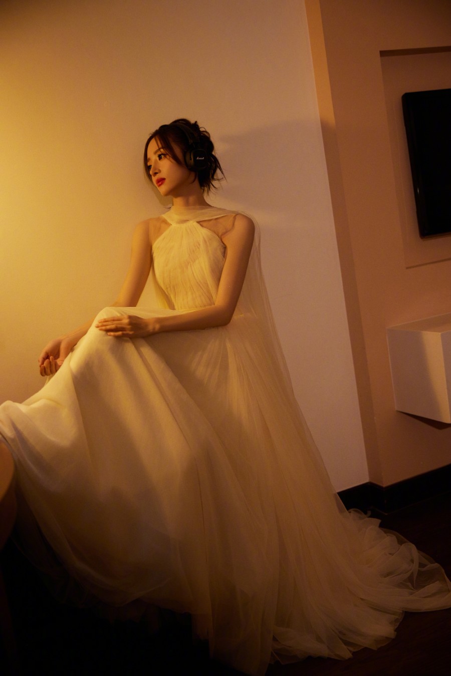 胡冰卿：轻纱曼妙，暖光下的静谧迷人女生-第4张图片-风享汇