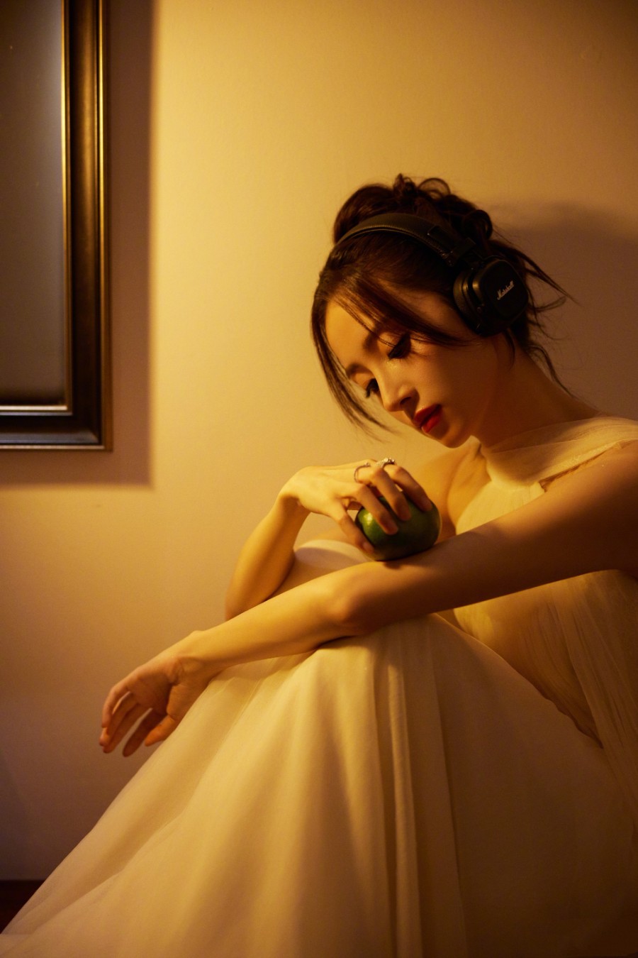 胡冰卿：轻纱曼妙，暖光下的静谧迷人女生-第5张图片-风享汇