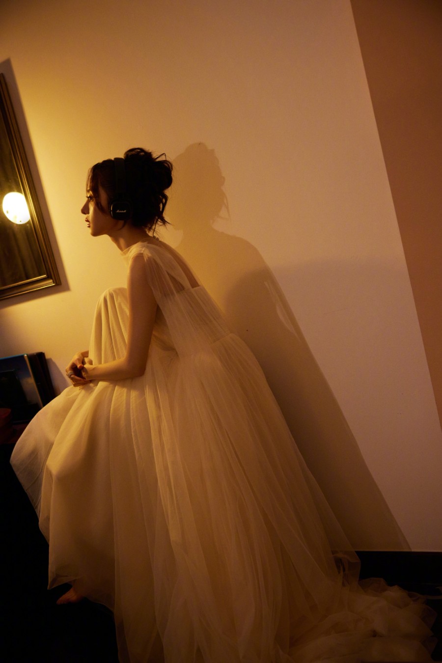 胡冰卿：轻纱曼妙，暖光下的静谧迷人女生-第7张图片-风享汇