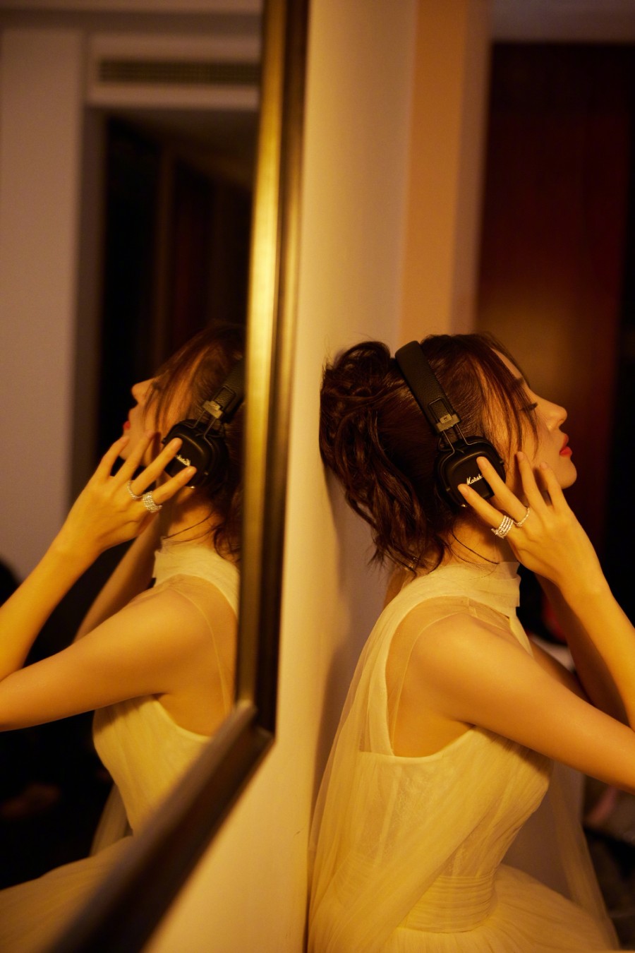 胡冰卿：轻纱曼妙，暖光下的静谧迷人女生-第9张图片-风享汇