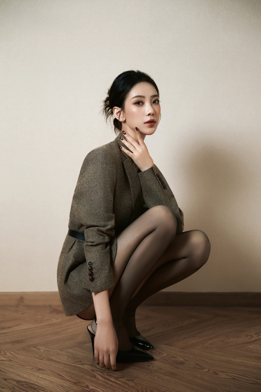 西装裙与黑丝，飒美风姿美女-第1张图片-风享汇