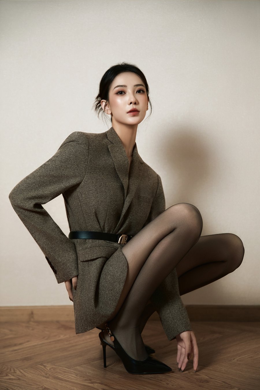 西装裙与黑丝，飒美风姿美女-第5张图片-风享汇