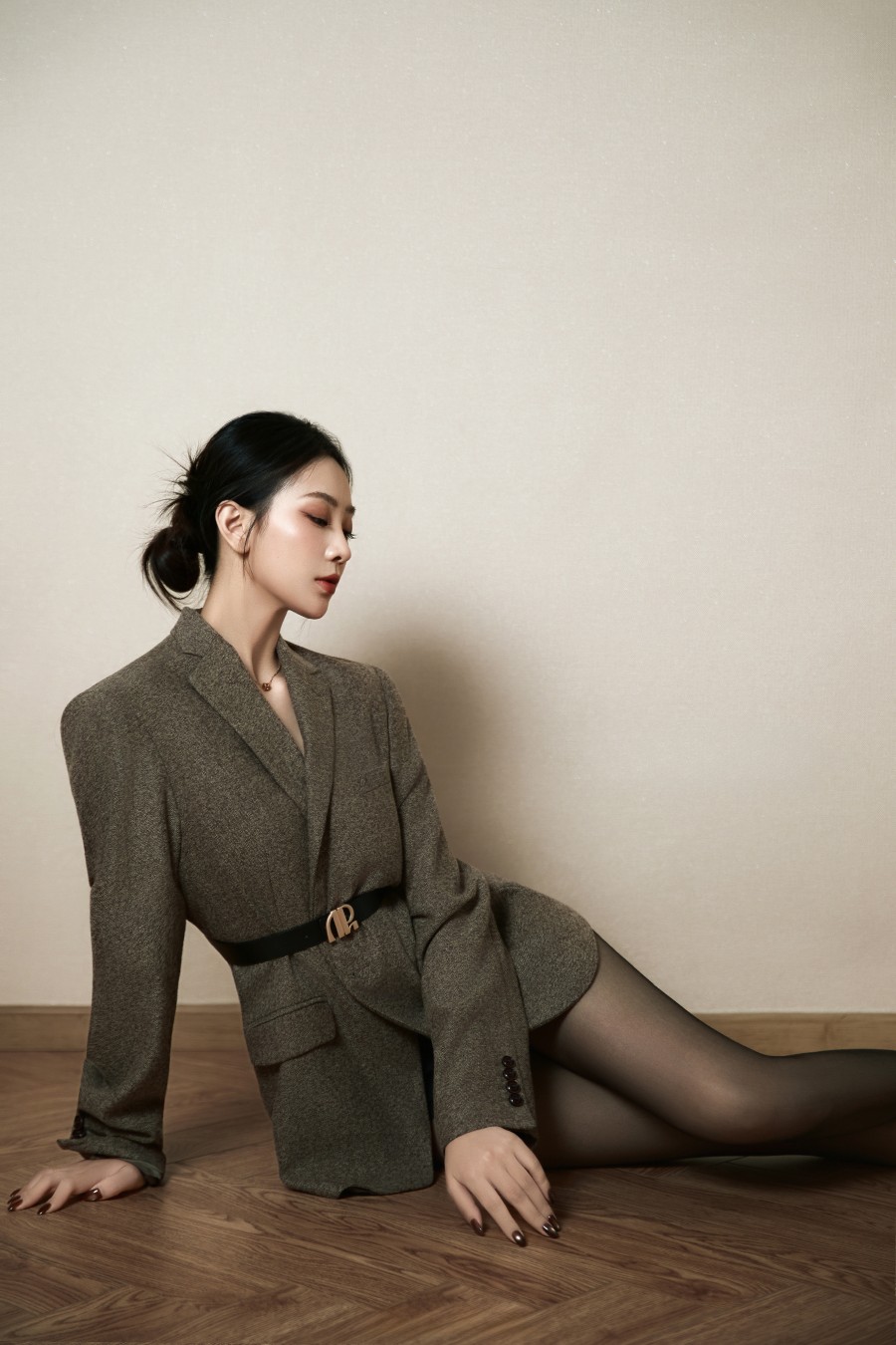 西装裙与黑丝，飒美风姿美女-第6张图片-风享汇