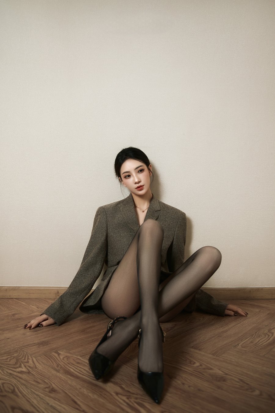 西装裙与黑丝，飒美风姿美女-第9张图片-风享汇