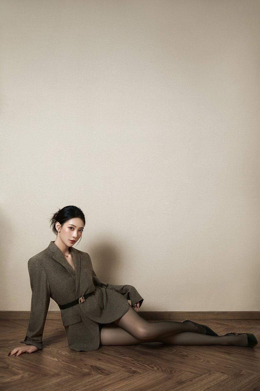 西装裙与黑丝，飒美风姿美女-第8张图片-风享汇