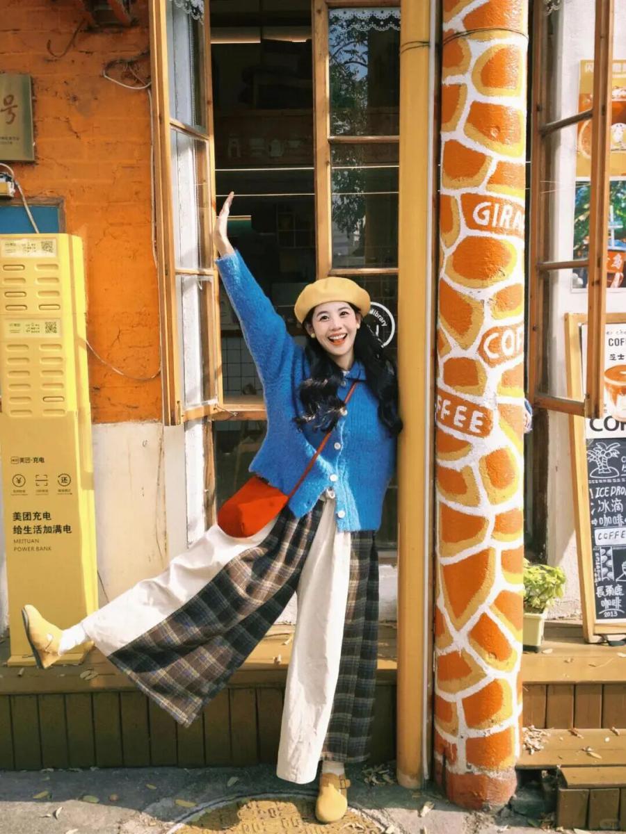 周末逛街试试这样拍!6个随性摆姿出片率100%-第3张图片-风享汇 周末逛街试试这样拍!6个随性摆姿出片率100%-第3张图片-风享汇